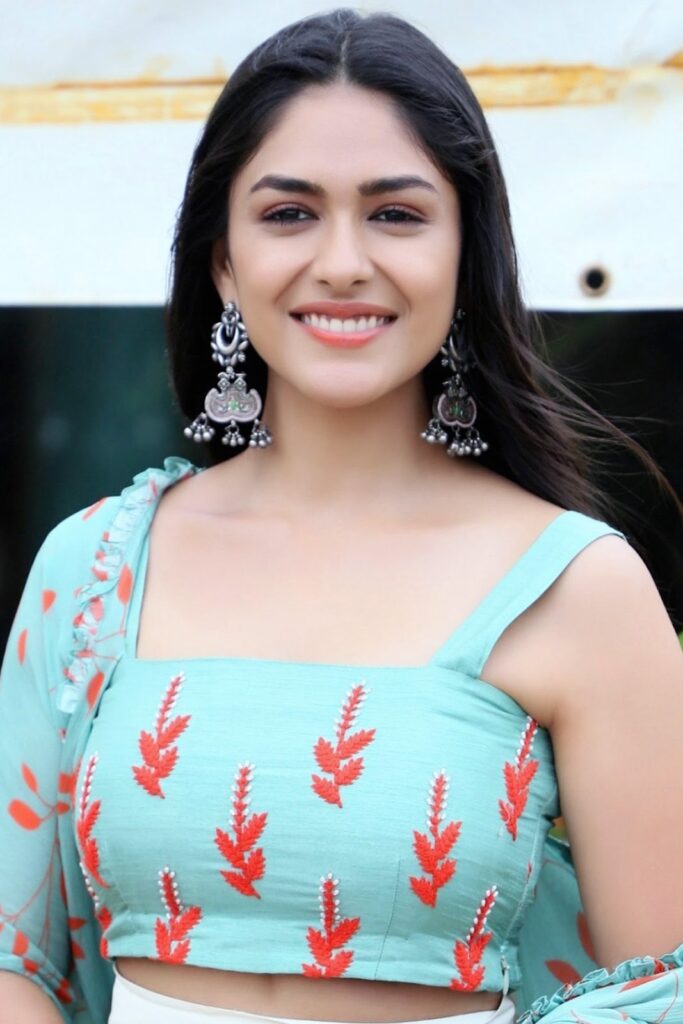 Mrunal Thakur Actress Biography, Age, Net Worth, Web Series List, Photos & More